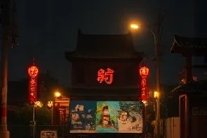 编辑工作台上摊开的影视片单与分集笔记