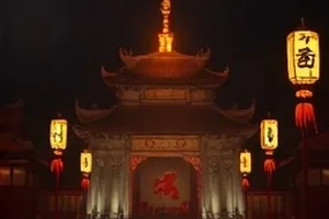 《灯下裁缝铺》老式缝纫机与卷尺近景